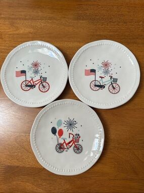 ENVOGUE home ceramic mini plate. White with patriotic bicycles. Fireworks, flags